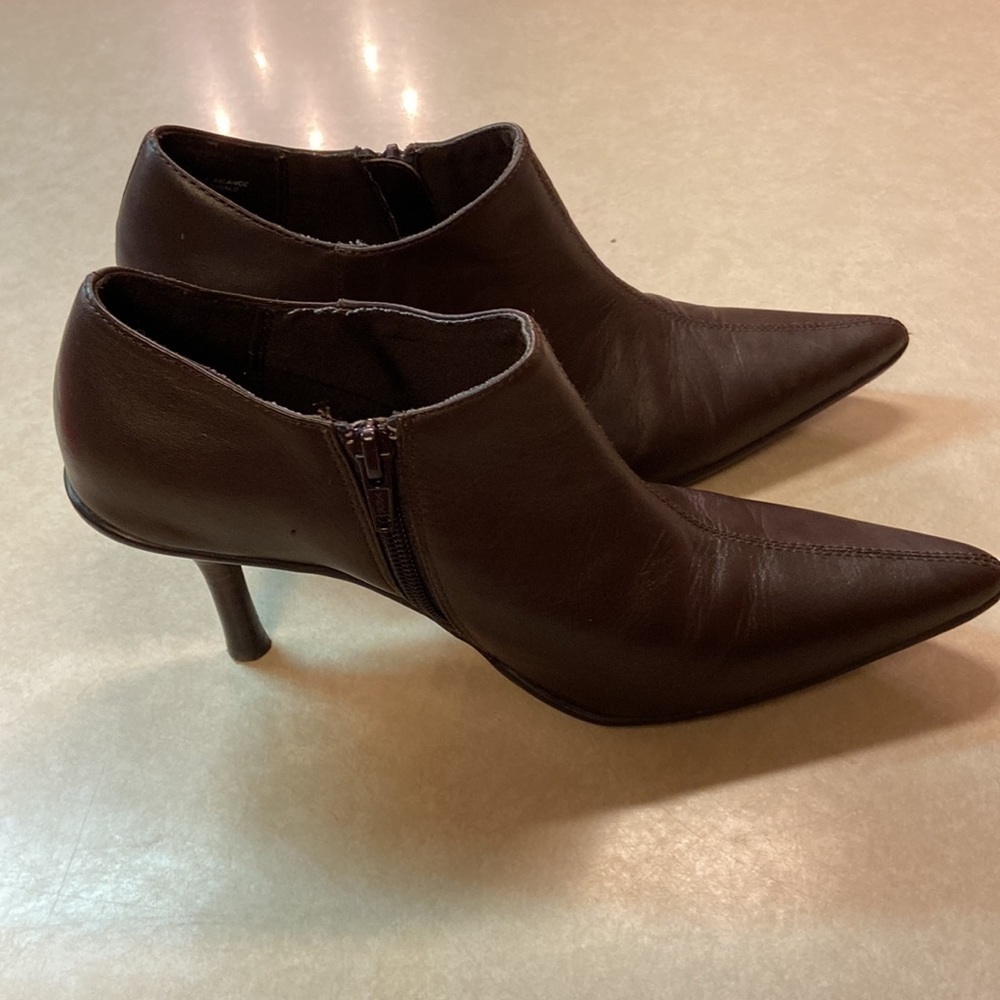 Reaction Kenneth Cole Brown Pointed Toe Heel 2.5” Ankle Bootie - Picture 8 of 14